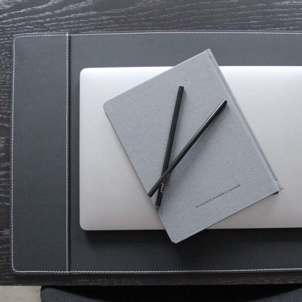 deskpad-with-one-pocket
