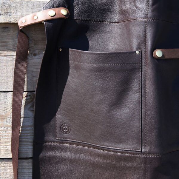 gourmet-leather-apron-short-with-details-chocolate-orskov